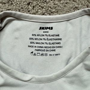 SKIMS tee, SOFT SMOOTHING SEAMLESS in MARBLE, size MEDIUM